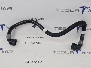 Патрубок системы охлаждения пластиковый передний Tesla Model 3 2 поколение 2025, 1705724-00