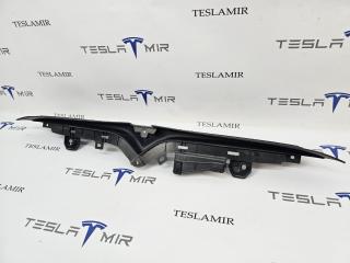 Кронштейн накладки (логотипа) V-образной гриля передний Tesla Model S 1 поколение [2-й рестайлинг] 2022, 1779981-00, 1611024-00