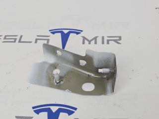 крепление ( кронштейн ) крыла Tesla Model Y 1 поколение 2025, 1487440-00