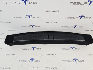 Отделка багажника (пластик) под замок Tesla Model S 1 поколение [2-й рестайлинг] 2022, 1610398-95, 1587697-00