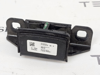 Петля (ригель) замка двери Tesla Model X 1 поколение 2018, 1033836-00