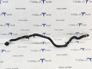 Патрубок системы охлаждения пластиковый передний Tesla Model 3 2 поколение 2024, 1501334-00, 1647666-00