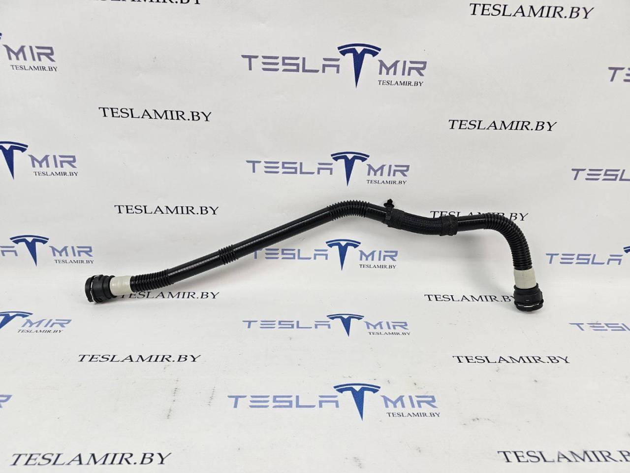 Патрубок системы охлаждения пластиковый Tesla Model 3 1 поколение 2020, 1077603-00 - фото №1