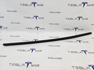 молдинг двери передней правой Tesla Model 3 1 поколение 2022, 1080684-00, 1080684-01