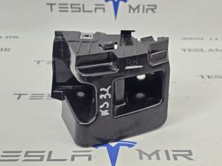 Кронштейн крепления фонаря правый Tesla Model Y 1 поколение 2025, 1932682-00