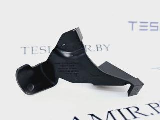 Накладка декоративная петли капота левая Tesla Model 3 1 поколение 2023, 1112071-00