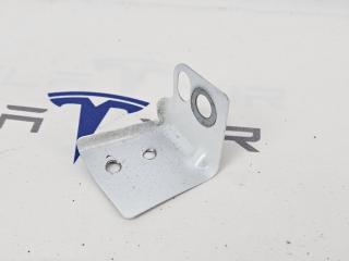крепление ( кронштейн ) крыла Tesla Model Y 1 поколение 2025, 1487429-00, 1487429-S0