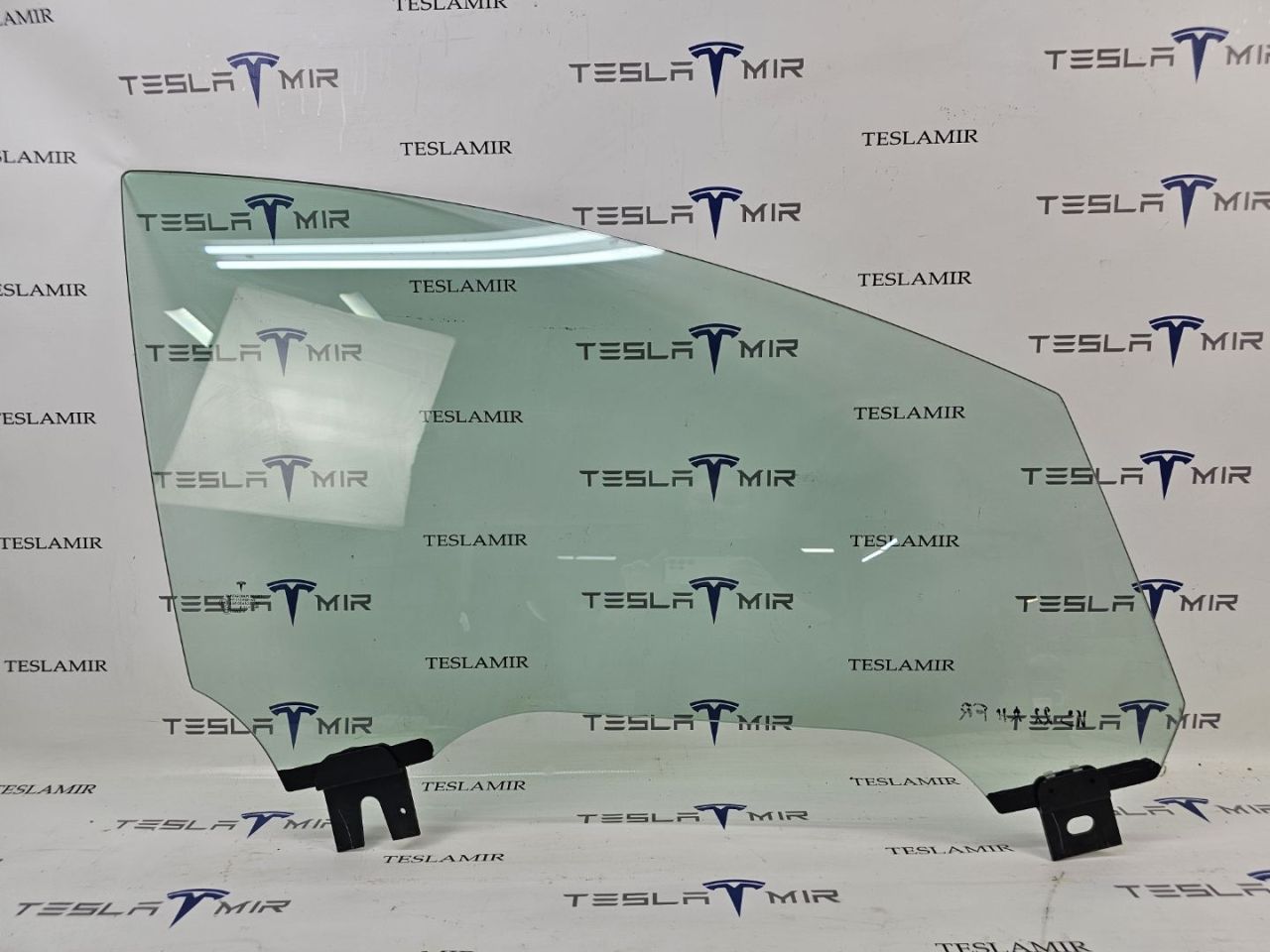 стекло двери передней правой Tesla Model X 1 поколение 2018, 1028823-00 - фото №1