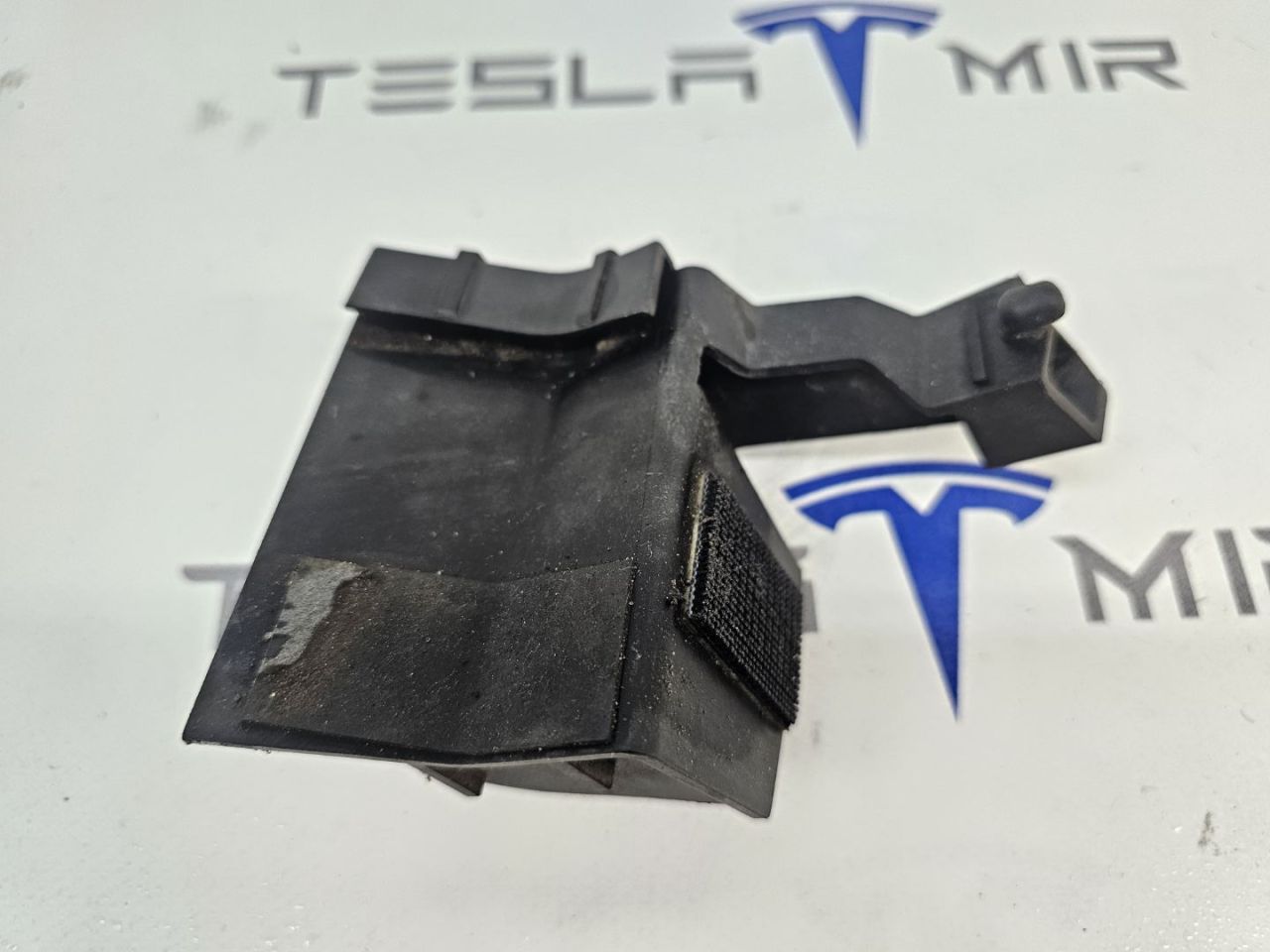 Кронштейн порога Tesla Model Y 1 поколение 2021, 1555376-00 - фото №1