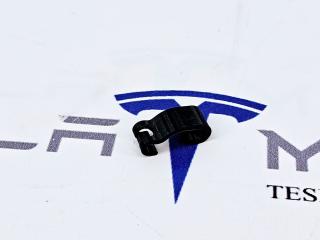 Клипса тросика аварийного открытия капота Tesla Model S 1 поколение [рестайлинг] 2017, 1451870-00