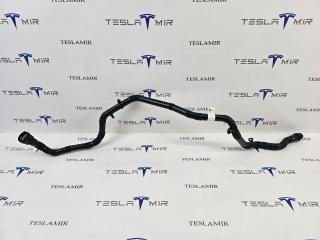 Патрубок системы охлаждения пластиковый передний Tesla Model Y 1 поколение 2024, 1501334-00, 1647666-00