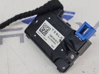 Камера салона + накладка на зеркало Tesla Model Y 1 поколение 2022, 1588124-00