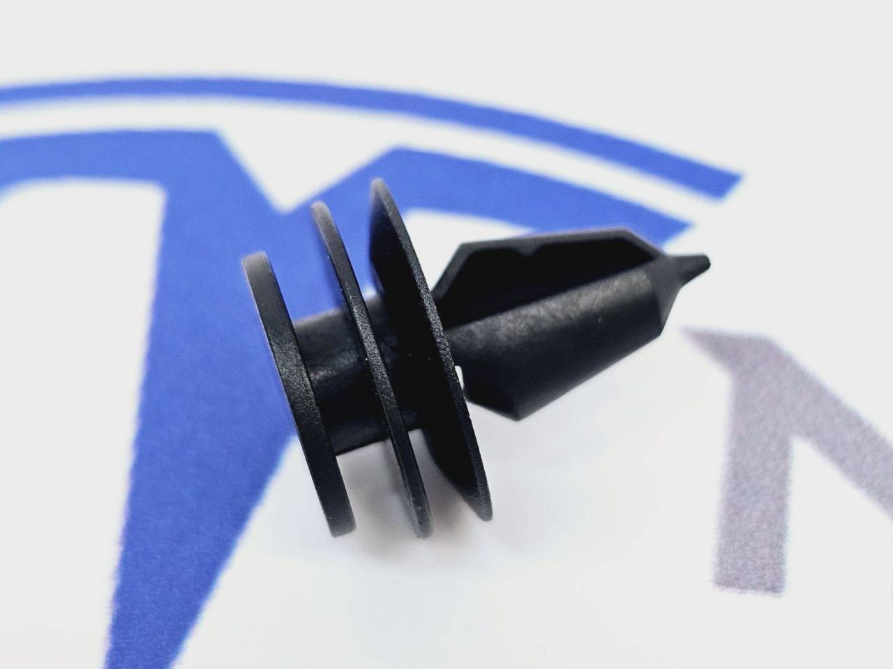 Клипса крепления накладки арки и подкапотного пластика Tesla Model Y 1 поколение 2021, 1666856-00 - фото №1