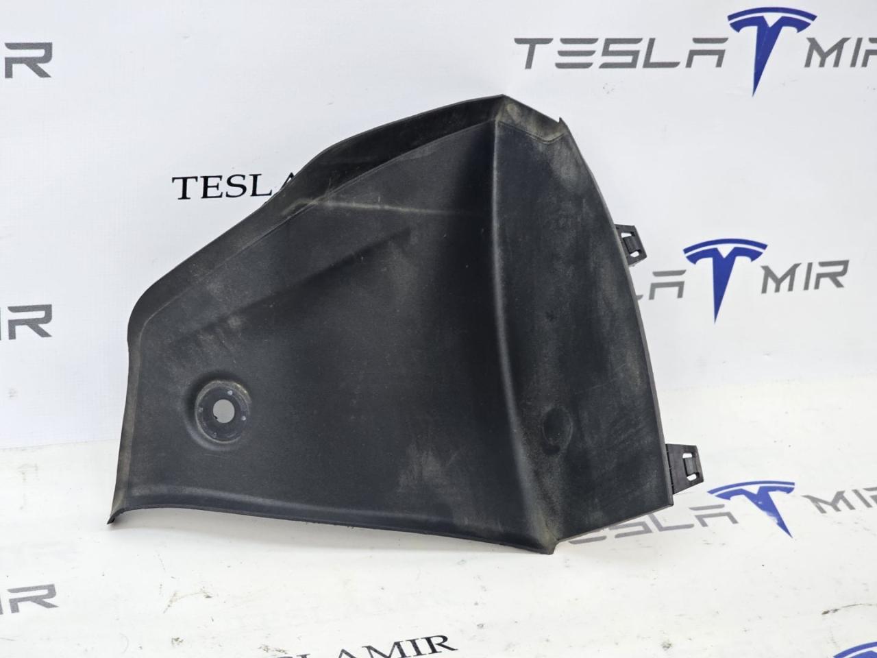 накладка заднего фонаря правая Tesla Model 3 2 поколение 2025, 1713682-00, 1784320-00 - фото №1
