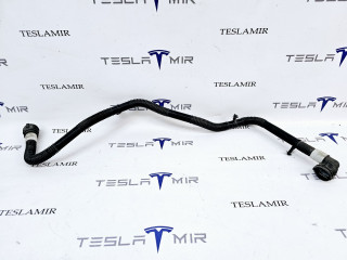 Патрубок системы охлаждения пластиковый передний Tesla Model 3 1 поколение 2022, 1501332-00