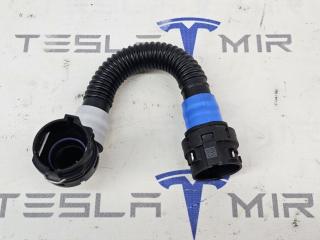 Патрубок системы охлаждения пластиковый передний Tesla Model 3 2 поколение 2025, 1631597-00