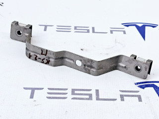 кронштейн крепления подкрылка переднего правого Tesla Model 3 1 поколение 2022, 1104541-00