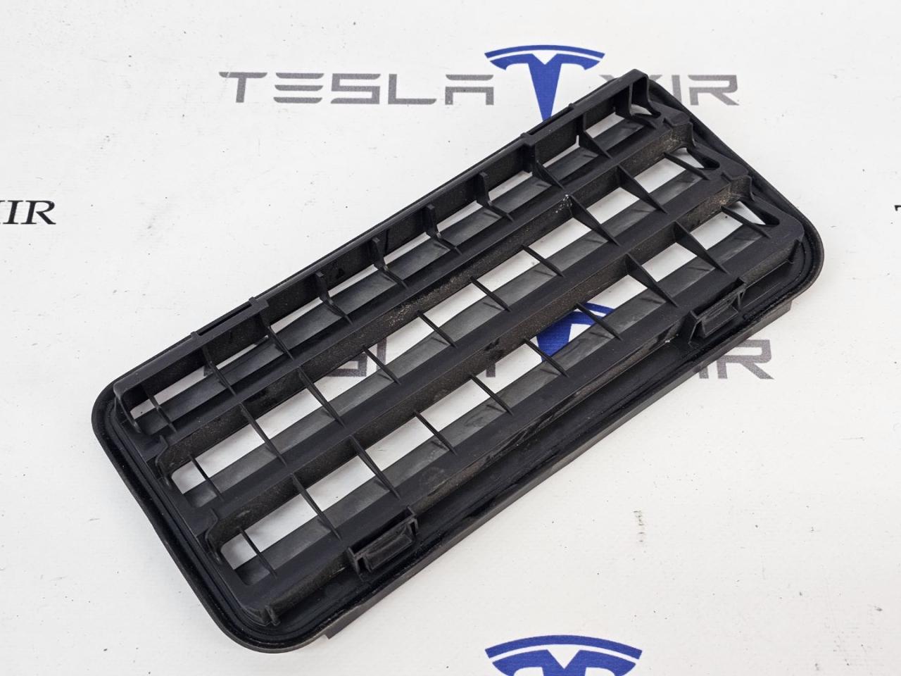 Вентиляционный клапан заднего багажника (жабры) Tesla Model 3 1 поколение 2023, 1098751-00 - фото №1