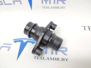 Переходник патрубка системы охлаждения основной батареи (штуцер) Tesla Model 3 1 поколение 2022, 1505074-00