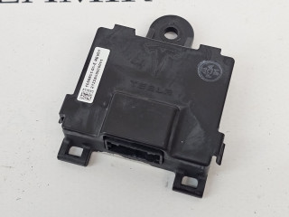 Блок двери (модуль управления ручки) Tesla Model S 1 поколение [2-й рестайлинг] 2022, 1069651-00