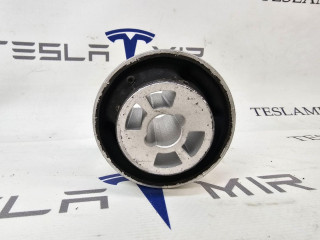Сайлентблок переднего рычага (банана) Tesla Model 3 1 поколение 2021, 1044358-00
