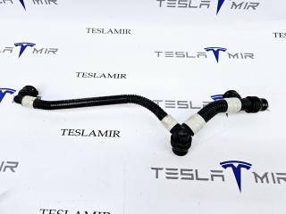 Патрубок системы охлаждения пластиковый передний левый Tesla Model 3 1 поколение 2019, 1077577-00