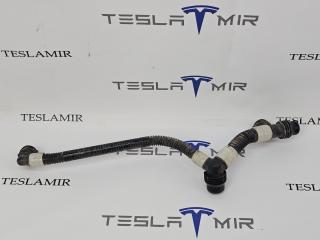 Патрубок системы охлаждения пластиковый передний левый Tesla Model 3 1 поколение 2019, 1077577-00