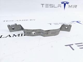 кронштейн крепления подкрылка переднего левого Tesla Model 3 1 поколение 2020, 1104540-00