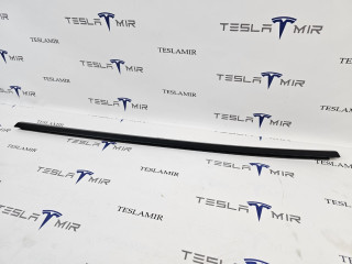 молдинг двери задней левой Tesla Model 3 1 поколение 2022, 1080745-00, 1080745-01