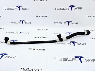Патрубок системы охлаждения пластиковый передний правый Tesla Model 3 1 поколение 2019, 107757600