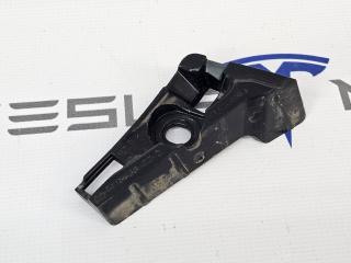 Кронштейн панели щёток стеклоочистителя левый Tesla Model 3 2 поколение 2025, 1118933-00