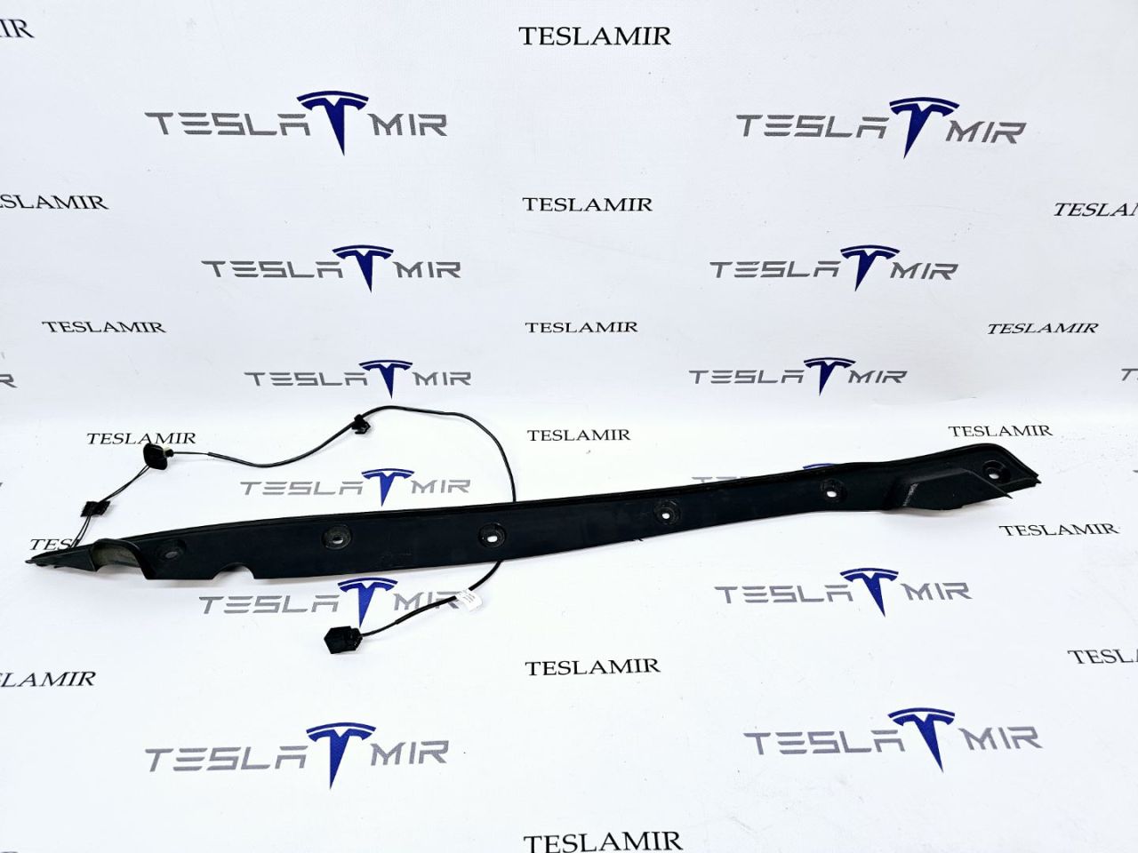Уплотнитель крышки багажника с датчиком правый Tesla Model X 1 поколение 2018, 1056300-00, 1042393-00 - фото №1
