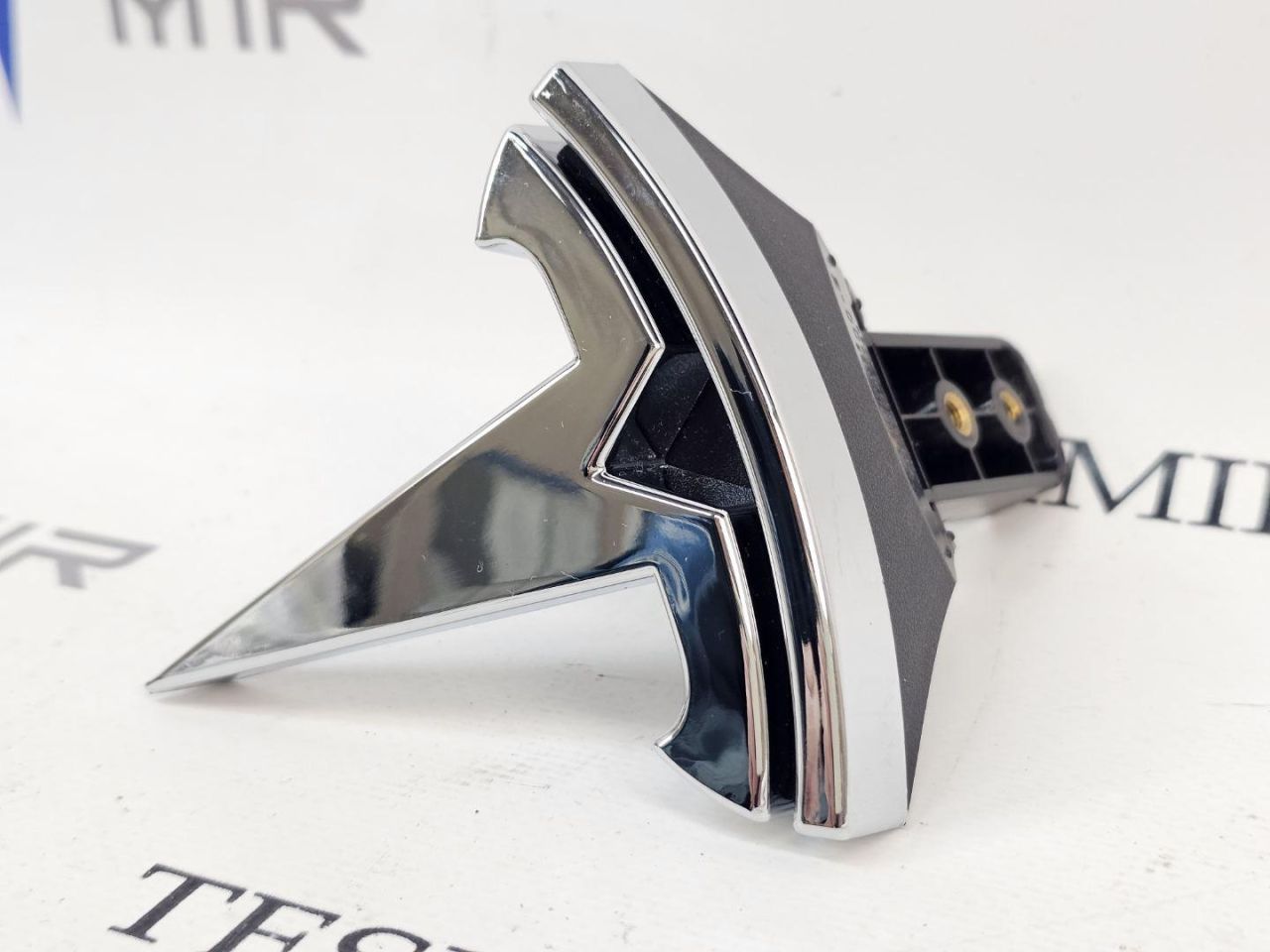 Знак эмблема "Т" переднего бампера Tesla Model X 1 поколение 2018, 1047884-00 - фото №1