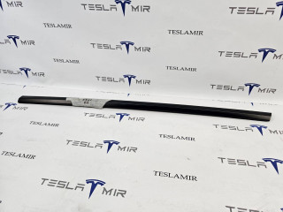 молдинг двери передней левой Tesla Model 3 1 поколение 2023, 1080681-00