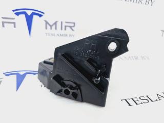 Кронштейн крепления передней решетки-бампера-фары правый Tesla Model S 1 поколение [рестайлинг] 2017, 1061332-00, 1020792-00