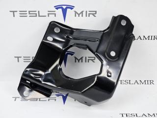 крепление ( кронштейн ) крыла Tesla Model Y 1 поколение 2025, 2032468-S0, 2032470-00