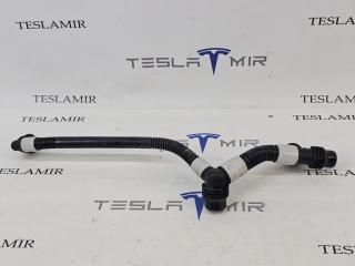 Патрубок системы охлаждения пластиковый передний левый Tesla Model Y 1 поколение 2024, 1077577-00