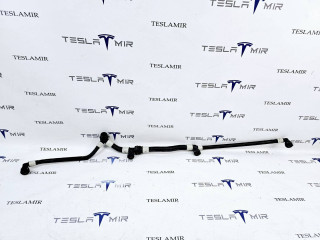 Патрубок системы охлаждения пластиковый передний правый Tesla Model 3 1 поколение 2023, 107757600, 1077577-00