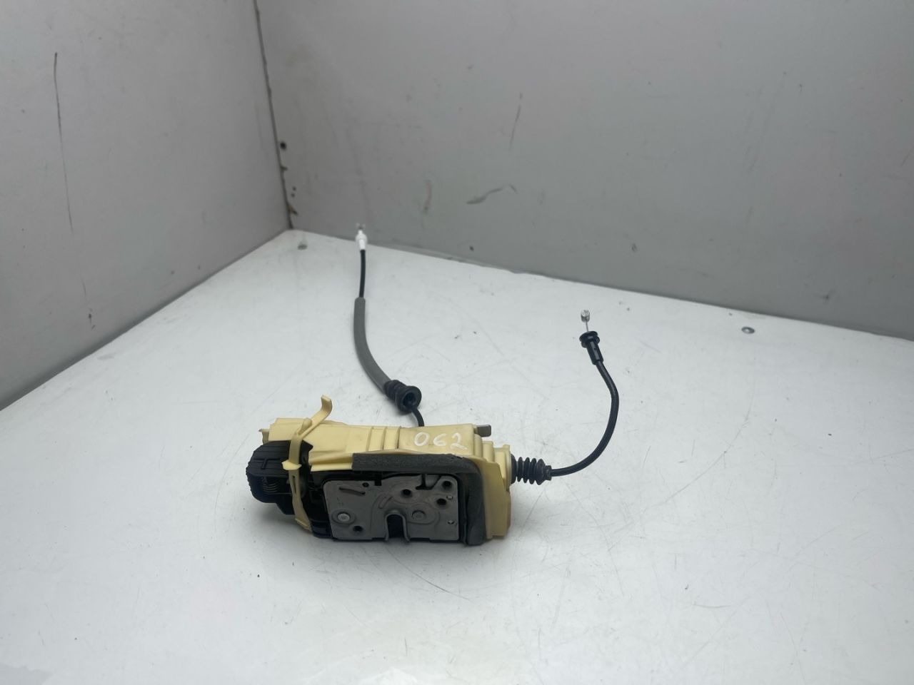 замок двери задней левой Volvo XC60 2 поколение 2023, 2.0 л., бензин, АКПП, белый, внедорожник 5 дв., передний привод - фото №1