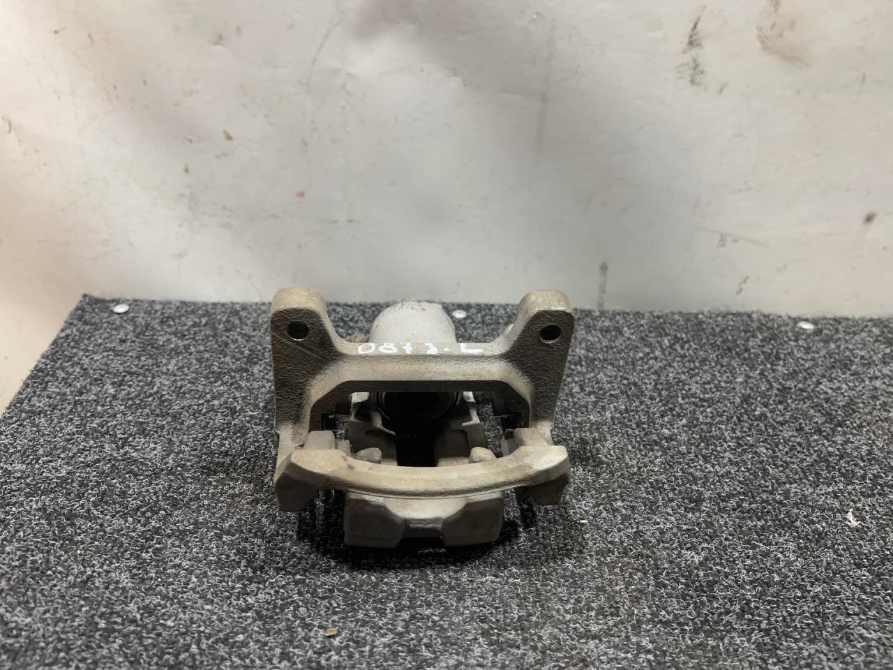 суппорт задний левый Buick Encore GX 1 поколение 2022, 1.3 л., бензин, АКПП, чёрный, полный привод - фото №1