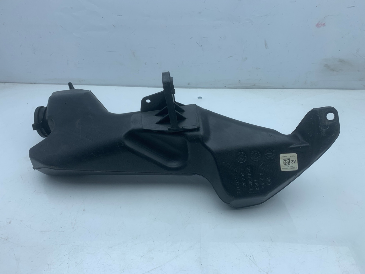 бачок омывателя Acura RDX 3 поколение 2020, 2.0 л., бензин, АКПП, белый, внедорожник 5 дв., полный привод, 76800-TUB-A - фото №1