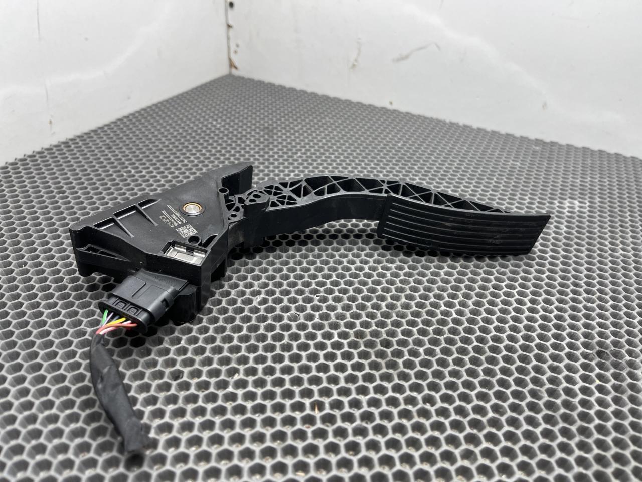 педаль Buick Envista 1 поколение 2024, 1.2 л., бензин, АКПП, белый, передний привод, 42795022 - фото №1