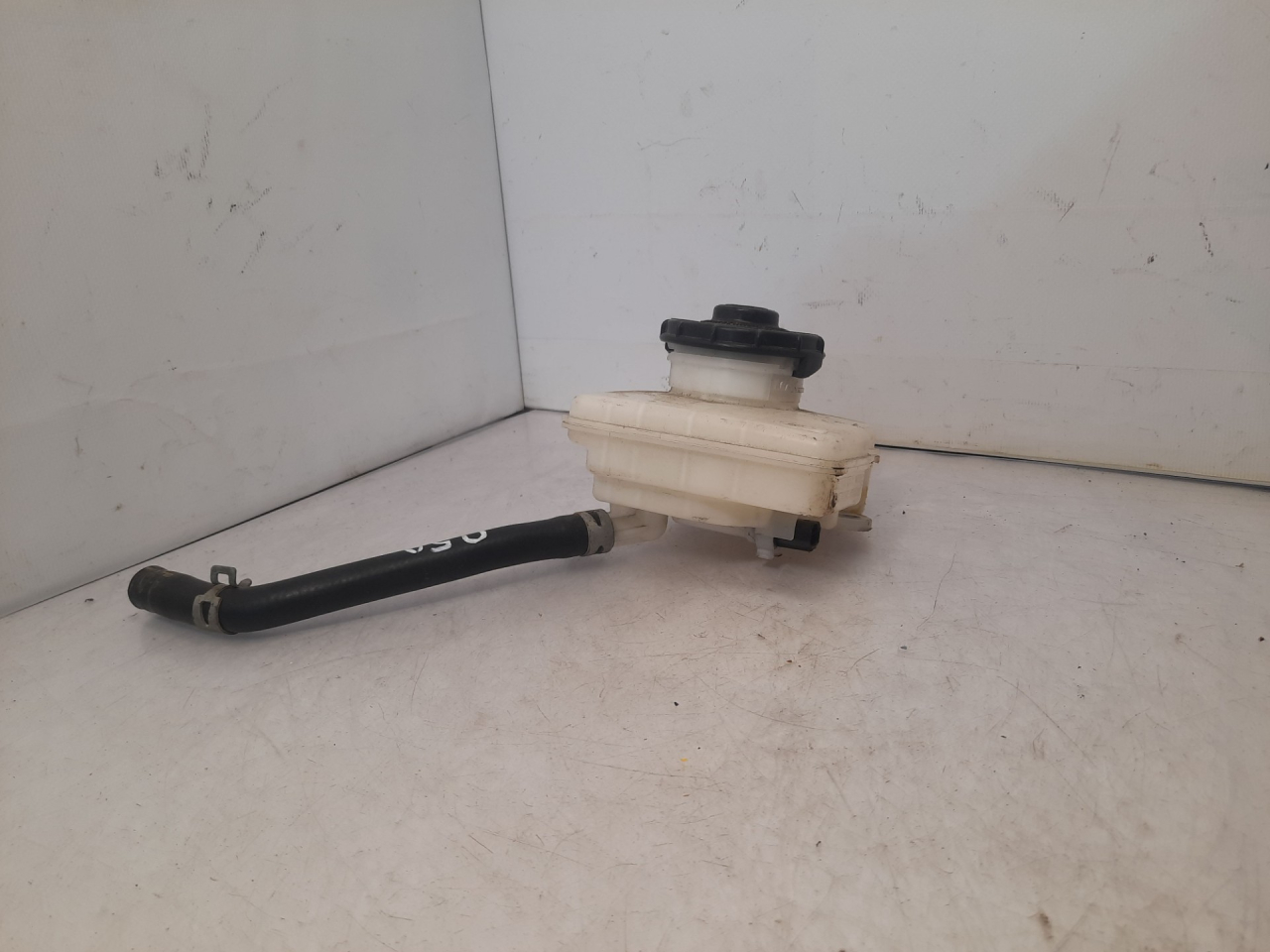 бачок тормозной жидкости Acura RDX 3 поколение 2020, 2.0 л., бензин, АКПП, белый, внедорожник 5 дв., полный привод, 838090 - фото №1