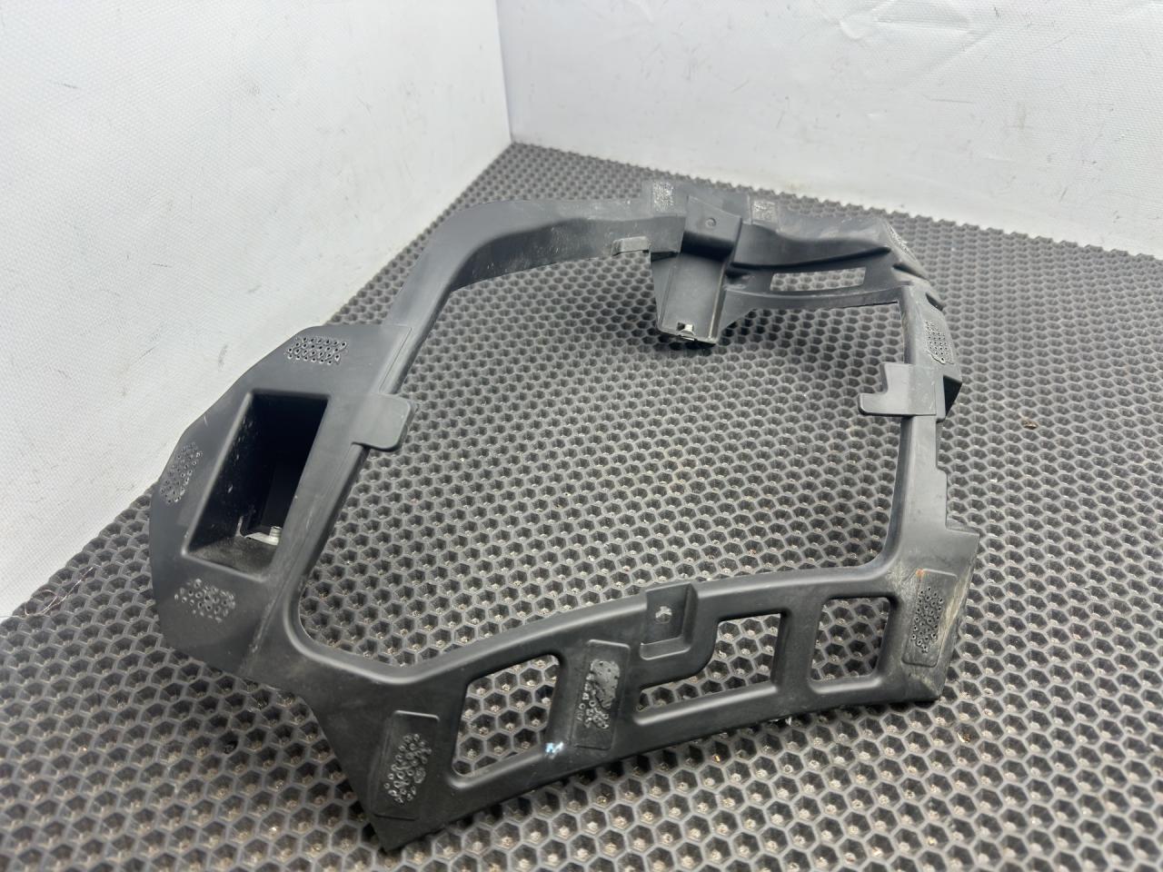 Кронштейн крепления фары противотуманной правой Chevrolet Equinox 3 поколение 2018, 1.5 л., бензин, бежевый, полный привод - фото №1