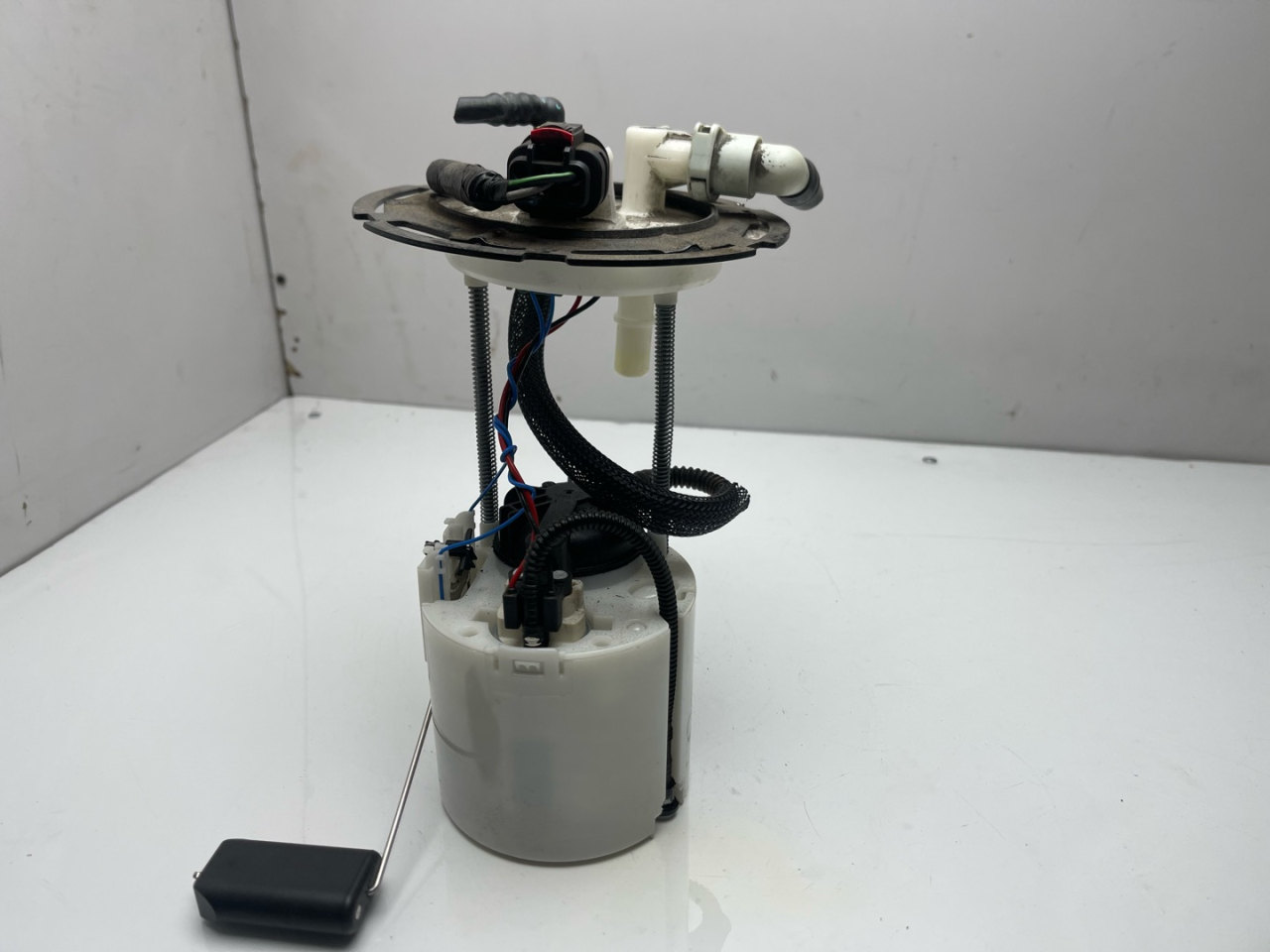 насос топливный Chevrolet Equinox 3 поколение 2019, 1.5 л., бензин, АКПП, белый, внедорожник 5 дв., передний привод, 84493008 - фото №1