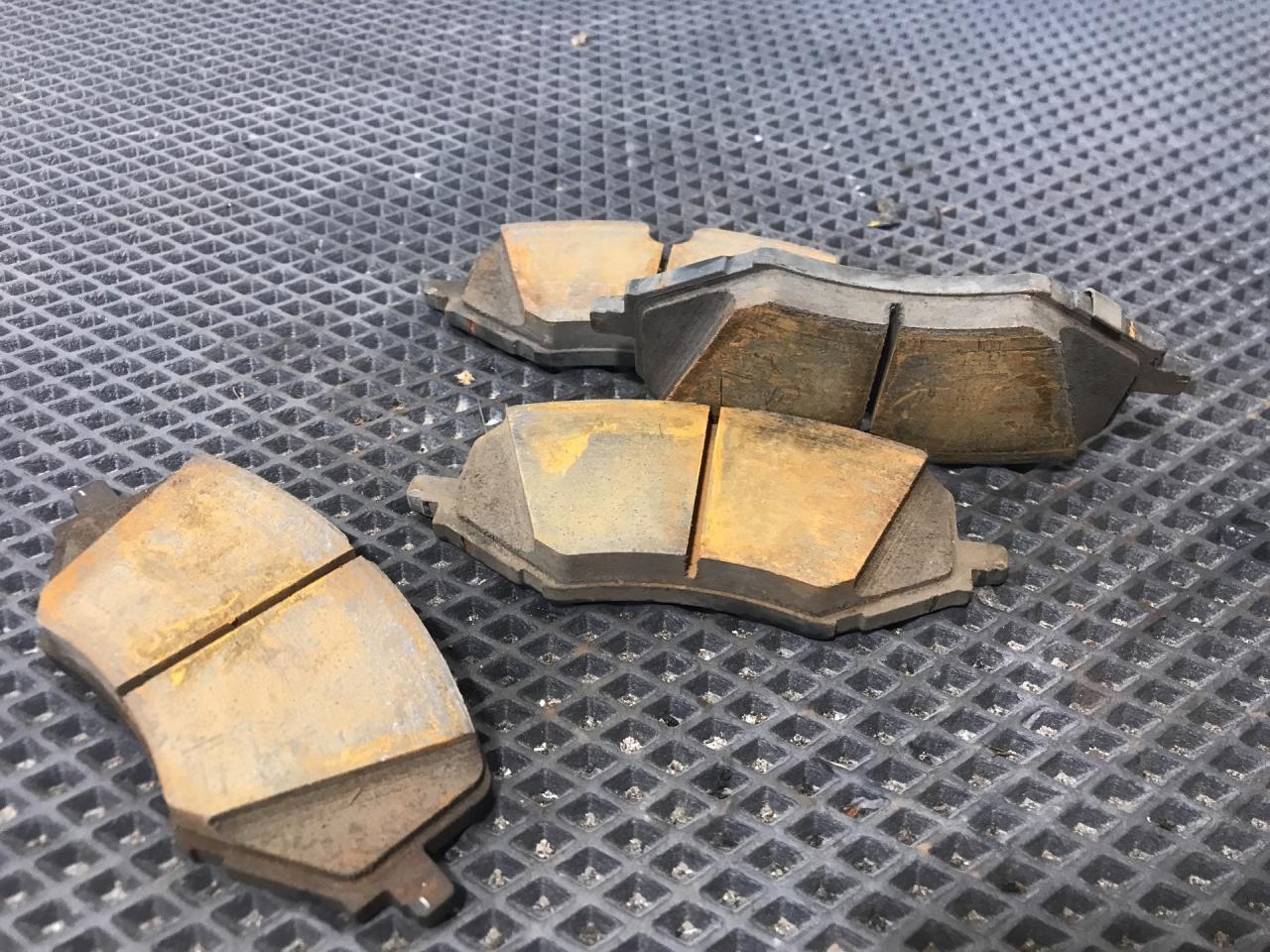 тормозные колодки Chevrolet TrailBlazer 3 поколение 2021, 1.3 л., бензин, АКПП, черный, полный привод - фото №1