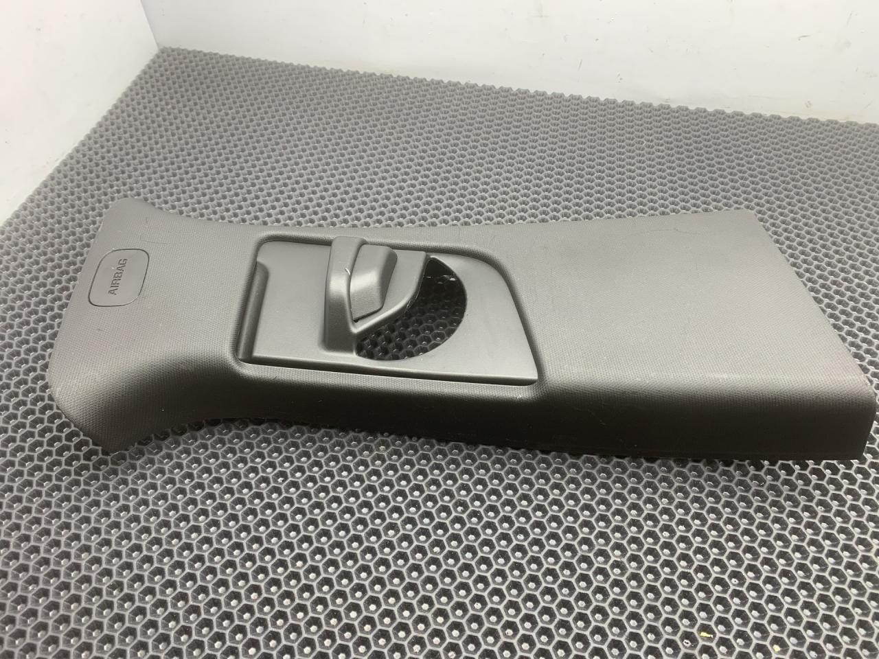 обшивка стойки центральной правой Chevrolet TrailBlazer 3 поколение 2021, 1.3 л., бензин, АКПП, черный, хетчбэк 5 дв., передний привод, BHC85567 - фото №1