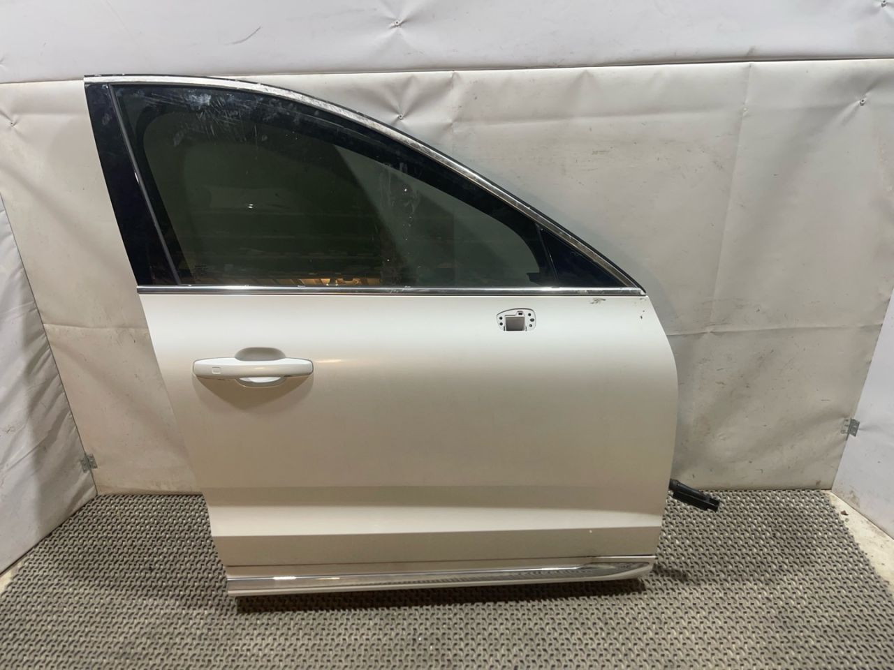 дверь передняя правая Volvo XC60 2 поколение 2023, 2.0 л., бензин, АКПП, белый, внедорожник 5 дв., передний привод - фото №1