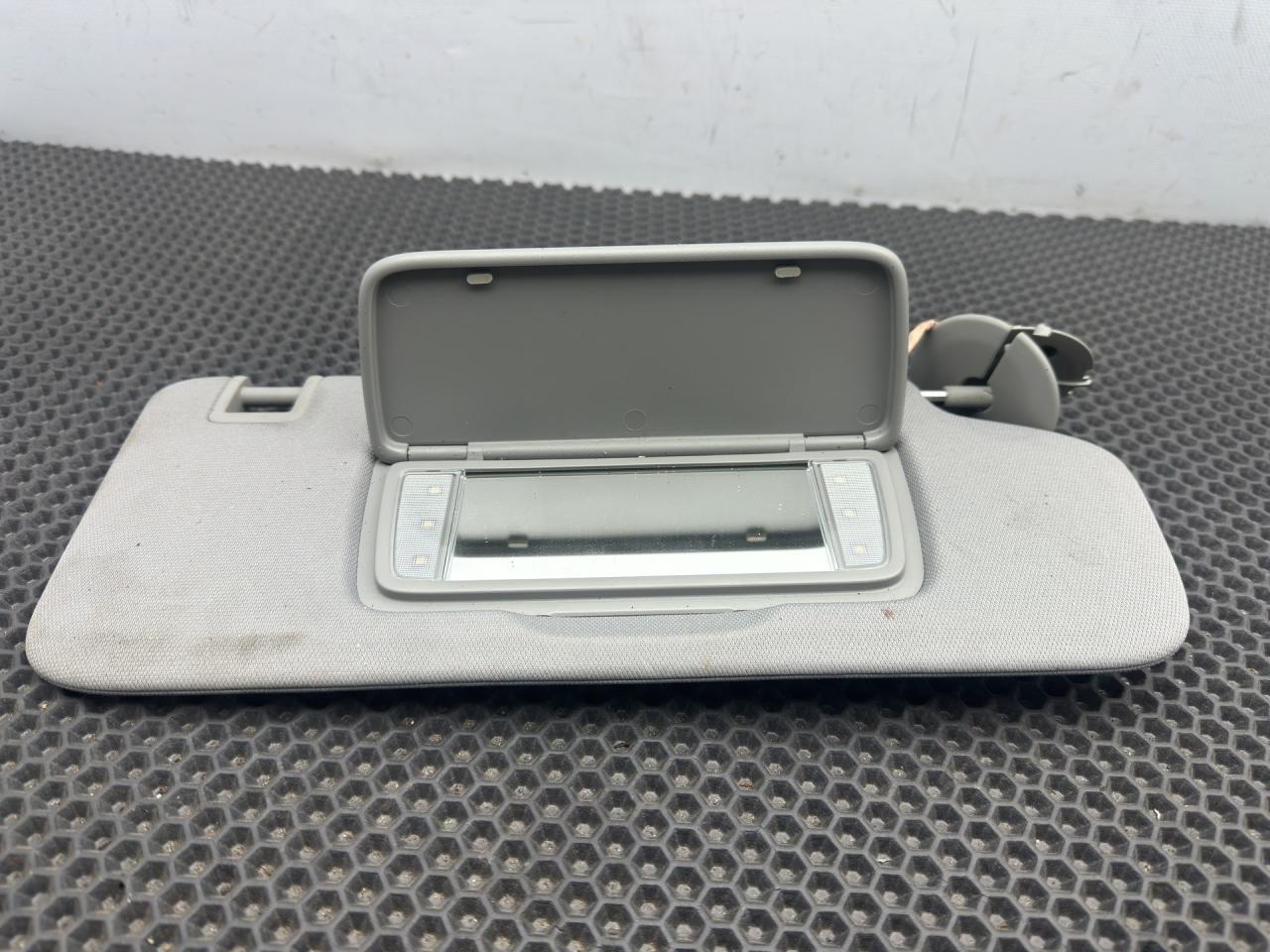 козырек солнцезащитный Chevrolet Equinox 3 поколение 2019, 1.5 л., бензин, АКПП, синий, передний привод - фото №1