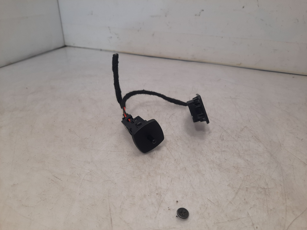 фонарь салона (плафон) Chevrolet Equinox 3 поколение 2019, 1.5 л., бензин, АКПП, белый, внедорожник 5 дв., передний привод, 13519326 - фото №1